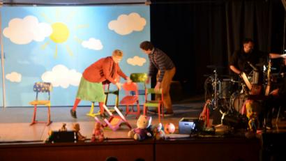 Bild: dob
Noch werden die bunten Stühle gerückt, aber schon bald werden die verbalen Messer beim Elternabend gezückt.