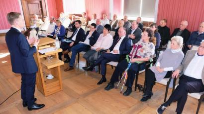 Bild: do
Die Jahreshauptversammlung des Vereins der Freunde und Förderer der Internationalen Begegnungsstätte Kloster Speinshart prägt im 40. Gründungsjahr des Vereins die Sorge um eine stabile Zukunft des Klosters und der Bildungseinrichtungen. "Licht im Tunnel" sieht Landtagsabgeordneter Tobias Reiß (links) bei seinem Statement.