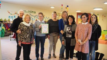 Bild: exb
Der Diakonieverein reicht die Spenden weiter. Im Bild von links Norbert und Gertrud Müller, die Fahrerinnen des Essens auf Rädern – Elfriede Hölzl, Michaela Schlosser, Corinna Messer und Maria Schlögl –, „Marktzwerge“-Leiterin Lydia Fertsch und ihre Stellvertreterin Manuela Weig.