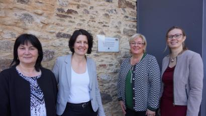 Bild: eib
MdL Sylvia Stiersdorfer (2.v.r.), 2. Bavaria Bohemia e.V. Vorsitzende Gabi Dlubal (rechts), CeBB-Leiterin Dr. Veronika Hofinger (3. v.r.) und 1. Bürgermeisterin Birgit Höcherl rahmen das Schild der Koordinierungsstelle ein.