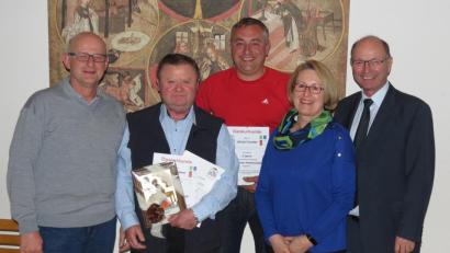 Bild: Dobmeier
Bei der Verabschiedung der langjährigen Kirchenvorstandsmitglieder erhalten Josef Kellner (Zweiter von links) und Ulrich Forster (Mitte) Ehrungen der Diözese und Pfarrei von Pfarrer Heribert Englhard (rechts).