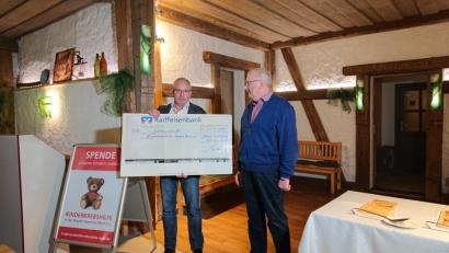 Bild: lue
Der erste Vorsitzende der Freiwilligen Feuerwehr Röthenbach im Steinwald Hubert Schricker (links) übergibt einen Scheck über 11 000 Euro an Herbert Putzer von der Kinderkrebshilfe Oberpfalz-Nord.
