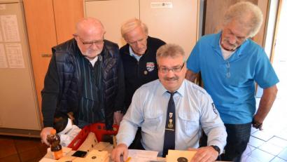 Bild: hcz
Bei der akribischen Auswertung der Schießscheiben schauen Hans- Jürgen Sperling ("1883er"), Bernhard Kellner ("7er) und Karl- Heinz Klein ("SG 2016") dem Kreisschießwart Karlheinz Klein über die Schulter.