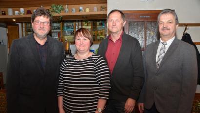 Bild: dob
CSU-Ortsvorsitzendem Johann Wiesent (links) und Bürgermeister Andreas Wutzlhofer zeichnen Martina Rauch und Richard Troglauer (Mitte) für ihre politische Treue aus.