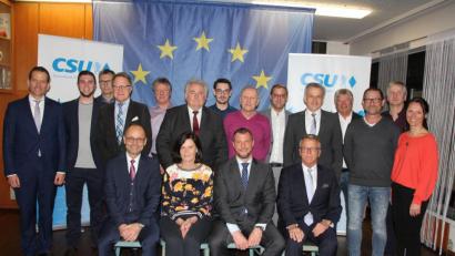 Bild: kro
Dieses Team um den wiedergewählten Vorsitzenden Huberth Rosner (sitzend, Zweiter von rechts) bestimmt in den kommenden zwei Jahren die Geschicke der Tirschenreuther CSU.