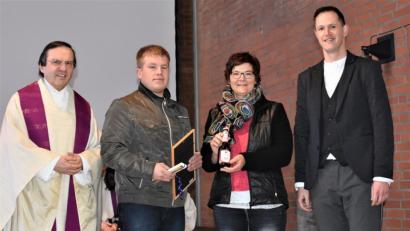 Bild: rgr
Sieben Jahre lang war André Wächter (Zweiter von links) Mesner in Grafenwöhr. Pfarrer Bernhard Müller (links) verabschiedete ihn am Sonntag während des Gottesdienstes in der Friedenskirche. Worte des Dankes sprach nach dem Pfarrer auch Pfarrgemeinderatssprecher Stephan Wolf (rechts). Zusammen mit Martina Friedrich überreichte er an Wächter auch kleine Geschenke.