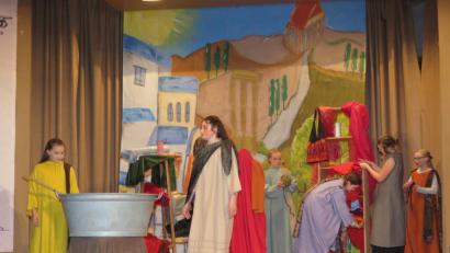 Bild: ubb
Lydia (Sophia Gmeiner reechts) und ihre Cousine Euthymia (Milena Hauer) verstehen sich nicht.