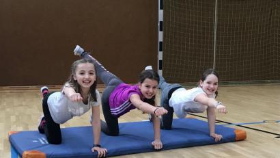 Bild: gz
Den drei Mädels macht die Rückenschule mächtig Spaß.