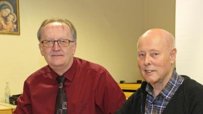 Bild: nm
KAB-Vorsitzender Franz Völkl (rechts) würdigt das Fachwissen von Josef Wismet: "Er versteht es, uns das diffizile Rentenrecht näher zu bringen."