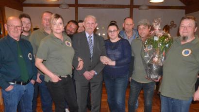 Bild: Kunz
Der Vorstand des Fischereivereins Weiden Ehrenmitglied Richard Neulinger (Fünfter von rechts) zum 80. Geburtstag.