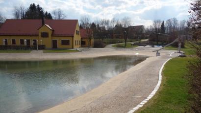 Bild: fjo
Entlang der Granitzeile um das Badebecken in der Freizeitanlage "Bäckeröd" wird die Marktgemeinde eine Bechlorungs-Rinne mit Kosten von fast einer dreiviertel Million Euro als teuerste Investition im aktuellen Haushalt wohl schultern müssen.