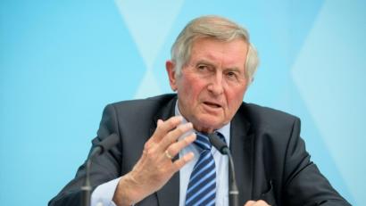 Archivbild: Matthias Balk
Alois Glück (CSU), Leiter des Runden Tischs und ehemaliger Landtagspräsident im Bayerischen Landtag, spricht.