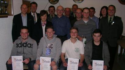 Bild: exb
Den geehrten Mitgliedern des Wildenauer Schützenvereins gratulierten Zweiter Bürgermeister Markus Preisinger, Gauschützenmeister Manfred Zölch (stehend, von links) und Schützenmeister Stephan Trautner (rechts).