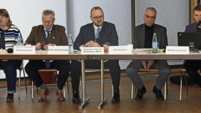 Bild: jrh
Landrat Andreas Meier (Mitte) leitet die Sitzung des Regionalen Planungsverbandes Oberpfalz-Nord. Mit ihm auf dem Podium (von links) Bettina Witt, Schwandorfs Oberbürgermeister Andreas Feller und die Regierungsvertreter Axel Koch und Michael Kreißl.