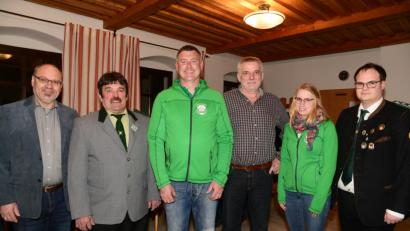 Bild: bey
Leuchtenbergs zweiter Bürgermeister Karl Liegl (links) und Gauschützenmeister Stefan Brandmiller (rechts) freuen sich über die Übernahme der Ehrenämter durch Schützenmeister Josef Bäumler, Stellvertreter Anton Simon, Schriftführer Siegfried Maier und Jugendsportwartin Annemarie Bäumler (von links).