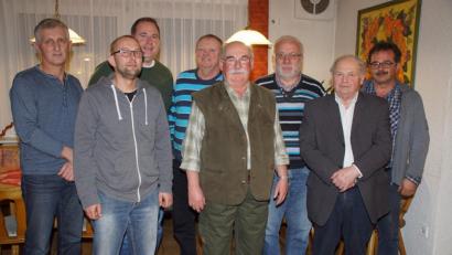 Bild: mmj
Die Jagdgenossen bestätigten bei der Neuwahl das bisherige Führungsgremium mit Franz Pauli (Vierter von rechts) als Jagdvorsteher.