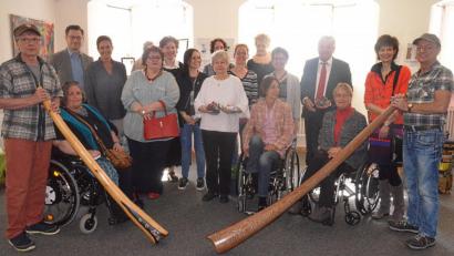 Bild: Kunz
Mit Didgeridoo-Klängen der Gruppe "Boundless" eröffnet unter anderem Initiatorin Susanne Kempf (Sechste von links) die Ausstellung "Denken, Fühlen, Malen" in der Galerie des Alten Schulhauses.