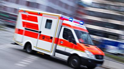 Bild: Nicolas Armer
Ein Rettungswagen fährt mit Blaulicht. Foto: Nicolas Armer/Archiv