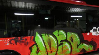 Bild: exb/Polizei Schwandorf
Auch Linienbusse beschmierten die Jugendlichen. Bei ihren Spray-Aktionen im gesamten Stadtgebiet richteten sie einen Schaden von über 100 000 Euro an.