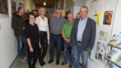 Bild: ral
Große Mühe haben sich die Organisatoren der Ausstellung gegeben. Im Bild von links Petra Rehorz, Karin Dembianny, Herbert Schimmer und Josef Mutzbauer mit Bürgermeister Josef Deichl.