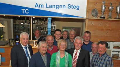 Bild: Dobmeier
Gerd Neumann (Vierter von rechts) bleibt Vorsitzender des TC Am Langen Steg und kann auf einen fleißige Vorstand setzen. Stadtverbandspräsident Reinhard Meier (links) lobt die Jugendarbeit.
