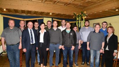 Bild: bey
Stellvertretender Landrat Albert Nickl freut sich über die Wiederwahl von CSU-Ortsvorsitzender Tanja Schiffmann, der Wahl von Jürgen Ebner, Tobias Döllner (erste Reihe von links) und Phillip Konz (Vierter von rechts) als stellvertretende Ortsvorsitzende.