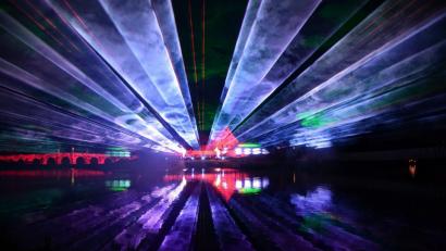 Bild:Foto Lasershow im Fischhofpark Tirschenreuth.  Lasershow Tirschenreuth
Kein schlechtes Beispiel für eine Laser-Show: Aufgenommen im Fischhofpark Tirschenreuth. Der Weidener Stadtrat diskutierte am Montag, ob sie als Alternative oder Ergänzung bei den städtischen Volksfesten denkbar wäre.