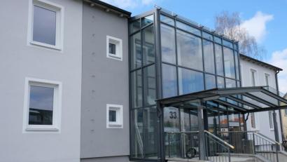 Bild: do
Das einmal als Rathaus geplante Bürogebäude am Neuen Weg soll zur Schulvorbereitenden Einrichtung werden. Über Einzelheiten des Verkaufsdeals an das St.-Michaels-Werk hält sich Bürgermeister Edgar Knobloch wegen des laufenden Baugenehmigungsverfahrens zurück