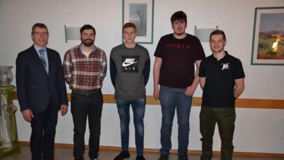 Bild: gi
Der JU-Ortsverband ehrt mit Vorsitzendem Jonas Kick (rechts) und Bürgermeister Hermann Ach (links) treue Mitglieder. Thomas Zielbauer (Zweiter von links) ist seit 15 Jahren dabei. Die Neumitglied Josua Forster und Johannes Lehner (Dritter und Vierter von links) wurden per Handschlag begrüßt.