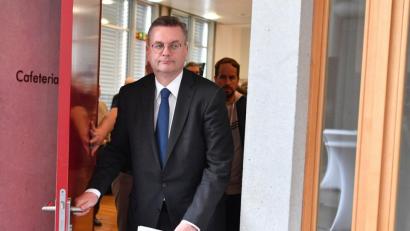 Bild: agentur_dpa
Und tschüss! Reinhard Grindel trat am Dienstag als DFB-Präsident zurück.