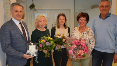 Bild: jr
40. Praxisjubiläum feierte Physiotherapeutin Luitgard Müller (Zweite von rechts) und übergab die Geschäftsleitung an Tochter Martina Bächer (Mitte). Regina Glaßl wurde für 20-jährige Betriebstreue ausgezeichnet. Bürgermeister Roland Grillmeier (links) und Willi Müller gratulierten.