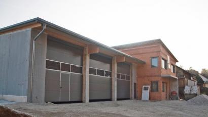 Bild: sön
Der Rohbau steht, Garagentore und Fenster sind gesetzt, in Eigenleistung arbeiten auch Feuerwehrmänner am Innenausbau.