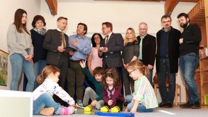 Bild: njn
Vertreter der drei örtlichen Kindergärten waren bei der Übergabe der ersten Beebots durch Herbert Schadt (Vierter von links) von der KS Techno Case dabei. Mit auf dem Bild Landtagsabgeordneter Tobias Reiß (Dritter von links), Bürgermeister Hans Donko (Fünfter von rechts) und Pfarrer Martin Besold (Zweiter von rechts).