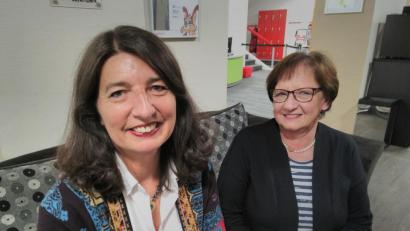 Bild: mma
Annegret Braun (links) machte auch Irmgard Huber, die Vorsitzende des Hospizvereins, mit ihrem Vortrag glücklich.