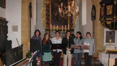 Bild: sei
Ulrike Wiesner, Lotta Wiesner, Renate Buchfelder, Elke Wiesner und Kathrin Wiesner (von links) sorgen mit Flöten- und Pianospiel und Gesang für eine besinnliche Stunde. Gisela Prölß (rechts) kann wegen einer starken Erkältung ihre Gedichte nicht selbst vorlesen.