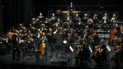 Bild: Petra Hartl
Das Siemens-Orchester München begeisterte im Stadttheater: Überzeugende Solisten und ein hervorragendes Orchester spielten Brahms und Dvorak.
