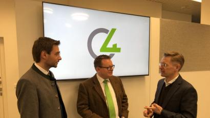 Bild: privat
Die beiden CSU-Landtagsabgeordneten Stephan Oetzinger (links) und Tobias Reiß (rechts) unterhalten sich mit Professor Erich Bauer, .dem Vorstandsvorsitzenden der LUCESTIFTUNG und Geschäftsführer des ÜBZO in Weiherhammer,