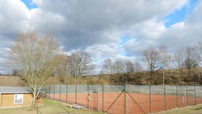 Bild: edo
Auf Antrag von FC und Tennisfreunden ließ die Gemeinde die mächtige Hecke am Rande der Tennisplätze entfernen. Die Frühjahrsüberholung der Plätze in den nächsten Wochen werde dadurch deutlich erleichtert, weil durch weniger Schatten auch weniger Moos wachse, freuen sich die Verantwortlichen. Spätestens Mitte April sollen die Plätze wieder bespielbar sein.