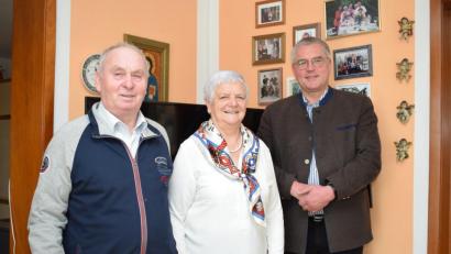 Bild: bnr
Anni und Hans Most konnten das Fest der Diamantenen Hochzeit feiern. Die Glückwünsche der Stadt Pfreimd überbrachte Bürgermeister Richard Tischler.