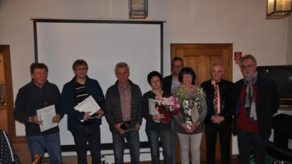 Bild: ak
Vorsitzender Alfons Pöllath, Bürgermeister Günter Kopp (von rechts) und Kreisfachberater Harald Schlöger (Vierter von rechts) ehren Hans Dumler, Alexander Kobel, Franz Killer, Monika Deubzer und Christa Müller (von links) für jahrzehntelange Treue zum Obst- und Gartenbauverein.