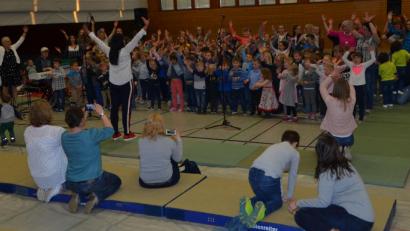 Bild: dob
Zum Finale versammelten sich alle Teilnehmer zum Lied "Immer und überall" in der Mitte der Dreifachturnhalle.