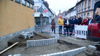 Bild: bey
Beim "Posteck" wird aus der einst tristen Schotterfläche eine kleine Grünoase mit Sitzbank und Blumenkasten.