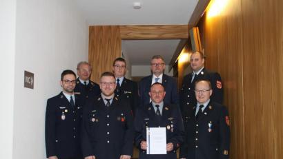 Bild: egl
Günter Schraml (vorne, Zweiter von rechts) wurde mit der Ehrennadel in Silber der Jugendfeuerwehr Bayern geehrt.