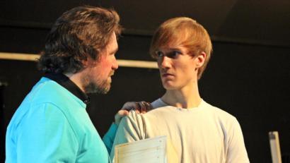 Bild: exb/Florian Wein
Die Proben für "A Clockwork Orange" laufen bereits auf Hochtouren. Unser Bild zeigt den Hauptdarsteller, Daniel Adler alias Alex. Links im Bild Bernhard Neumann, der den Pfarrer mimt. Er zeichnet gleichzeitig für das Bühnenbild verantwortlich.