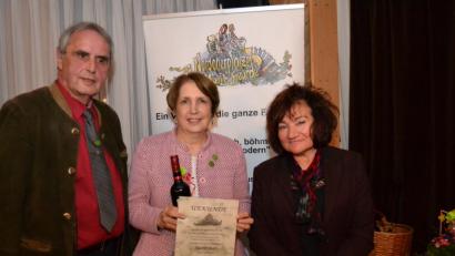 Bild: hcz
Landtagsabgeordnete Annette Karl, hier mit Horst Fuchs und Anita Holub- Franke, bekennt, dass sie "Nicht- Musikantin" und zudem "Zugereiste" ist, aber trotzdem die Oberpfälzer und die böhmische Musik liebt.