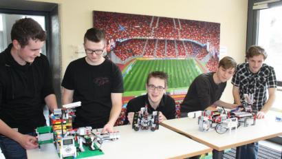 Bild: lg
Beim Schnuppertag des Ortenburg-Gymnasiums stellten die Schüler des Seminars Robotik den Besuchern ihre "Roboterkonstruktionen" vor.