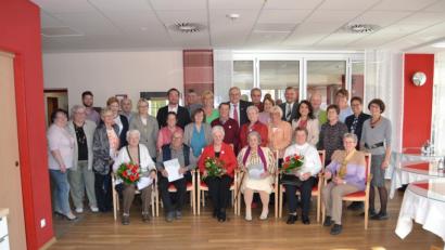 Bild: hcz
Sie engagieren sich für die Arbeiterwohlfahrt: Die für 25- und 50- jährige Treue Geehrten zusammen mit den neuen Vorstandsmitgliedern, Vorsitzender Hilde Zebisch (sitzend, Dritte von links) und den Ehrengästen.