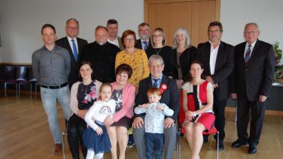 Bild: grm
Im Kreise der „HPZ-Familie“ feiert Aufsichtsratsvorsitzender Johann Bock seinen 70. Geburtstag im Museumscafe in Flossenbürg, das vom HPZ betrieben wird. Unser Bild zeigt das Bock (vorne sitzend) mit Frau Elisabeth, Kindern und Enkeln inmitten der Gratulanten.