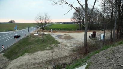 Bild: Hösamer
Der Pendlerparkplatz an der Anschlussstelle Fronberg wird derzeit befestigt. Ende April soll er wieder zur Verfügung stehen.