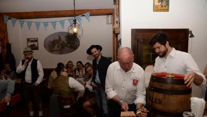 Bild: brü
Ganz vorsichtig zapfte in diesem Jahr Kümmersbrucks Bürgermeister Roland Strehl unter den Augen von HKV-Vorsitzendem Josef Vogl, Florian Gröninger, der später in die Rolle des Bruder Barnabas schlüpfte sowie Maximilian Winkler das erste Fass Bock an.